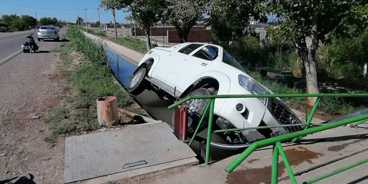 Perdió el control y volcó: una mujer terminó en el hospital tras caer a un canal