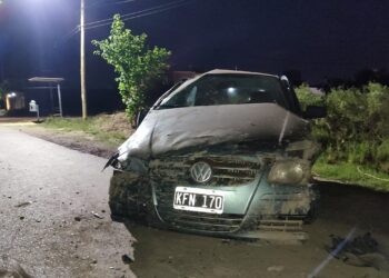 Impactante vuelco: una mujer fue hospitalizada tras perder el control de su auto