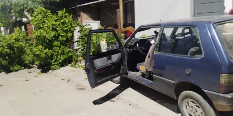 Auto se estrelló contra un árbol en Rawson: el conductor fue trasladado al hospital