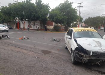 Impactante choque entre un remis y una moto en Chimbas deja dos heridos