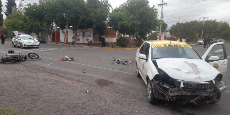 Impactante choque entre un remis y una moto en Chimbas deja dos heridos