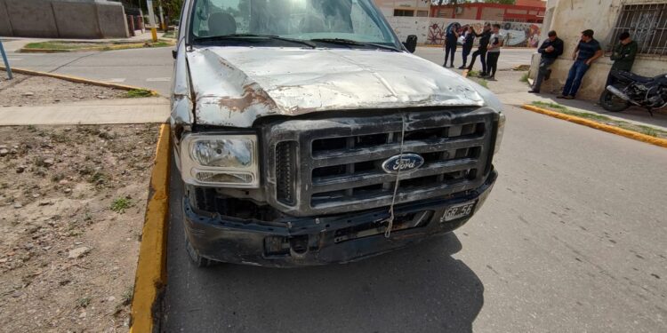 Joven motociclista fue trasladado al hospital tras choque con camioneta en Rawson