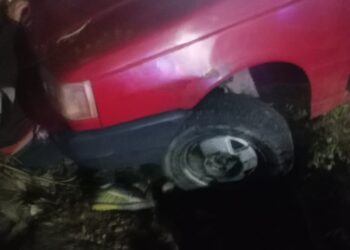 Insólito accidente en Santa Lucía: empujaban un auto sin batería y caen a un zanjón