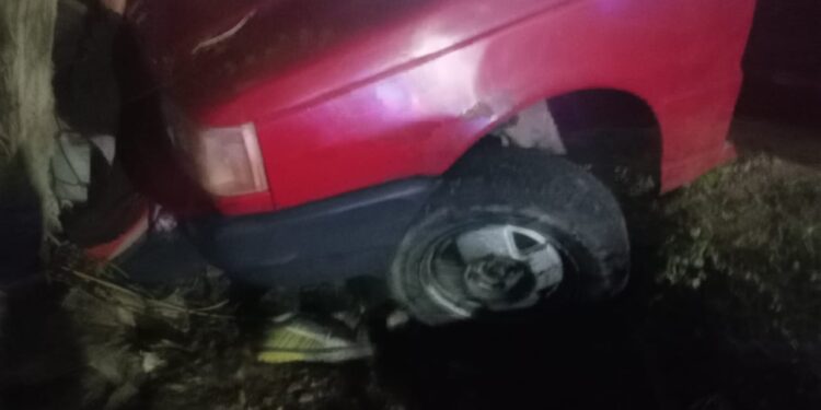 Insólito accidente en Santa Lucía: empujaban un auto sin batería y caen a un zanjón