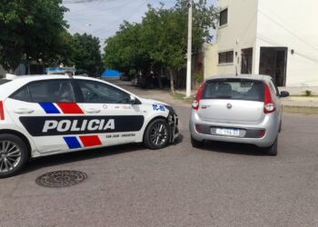 Un auto y un patrullero chocaron en Capital: Dos personas fueron hospitalizadas