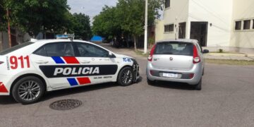 Un auto y un patrullero chocaron en Capital: Dos personas fueron hospitalizadas