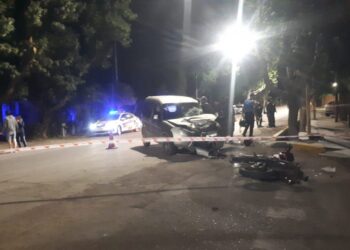 Impacto brutal en Santa Lucía: motociclista hospitalizado tras choque con camioneta
