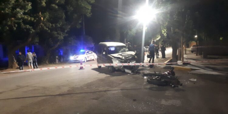 Impacto brutal en Santa Lucía: motociclista hospitalizado tras choque con camioneta