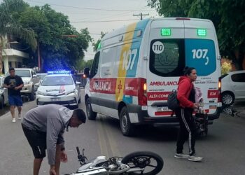 Motociclista herida tras impactar contra un auto en pleno centro de Capital