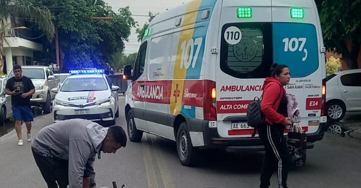 Motociclista herida tras impactar contra un auto en pleno centro de Capital