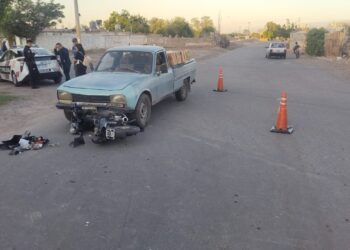 Violento choque entre moto y camioneta en Capital: trasladan de urgencia a un joven