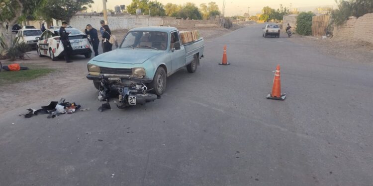 Violento choque entre moto y camioneta en Capital: trasladan de urgencia a un joven
