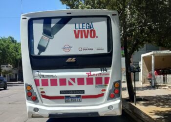 Colectivo provoca caída de pasajeros en plena Capital tras frenada de emergencia