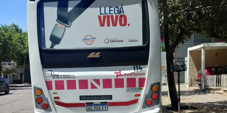 Colectivo provoca caída de pasajeros en plena Capital tras frenada de emergencia