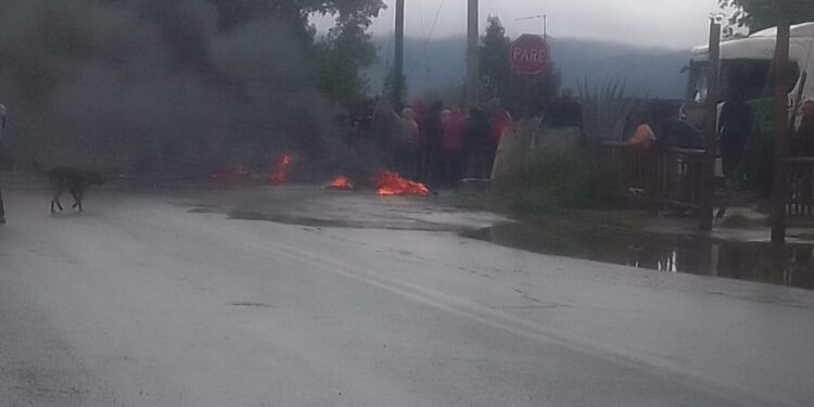 Cortan la Ruta 20 en Caucete y exigen la presencia de Romina Rosas en el lugar