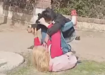 VIDEO: Una madre y una maestra pelearon a la salida del jardín de infantes