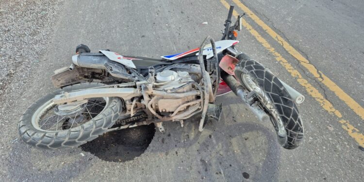 Una moto de la policía embistió brutalmente a un auto con dos niños en Albardón