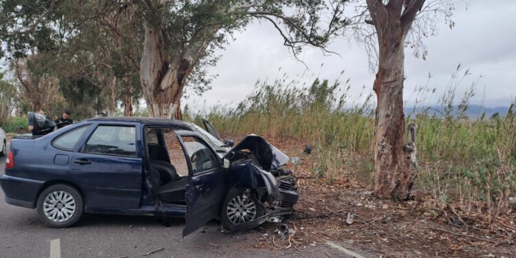 Accidente en Pocito: joven se quedó dormida al volante y chocó contra un árbol