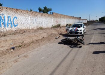 Policía en moto sufrió una dura caída por un alambre tirado en la calle