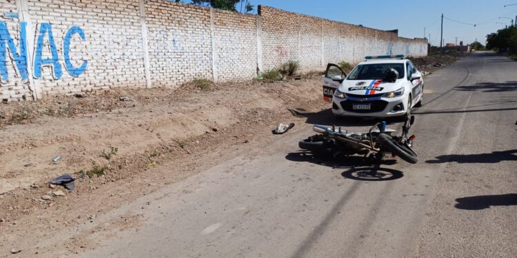 Policía en moto sufrió una dura caída por un alambre tirado en la calle