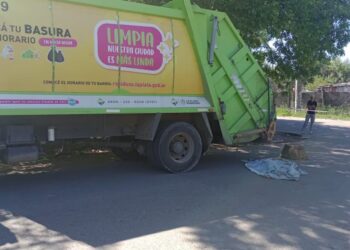 Niño se cayó de la moto en la que iba con sus padres y fue aplastado por un camión