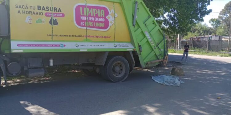 Niño se cayó de la moto en la que iba con sus padres y fue aplastado por un camión