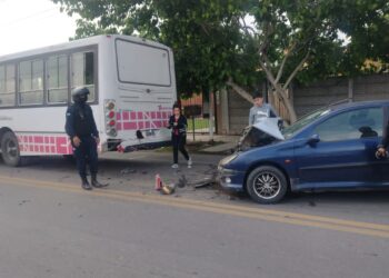 Violento choque en Chimbas entre un colectivo y un auto deja a un conductor herido