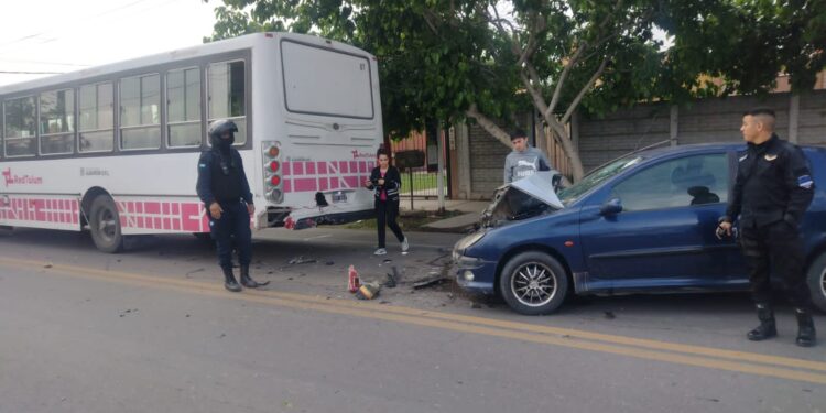 Violento choque en Chimbas entre un colectivo y un auto deja a un conductor herido
