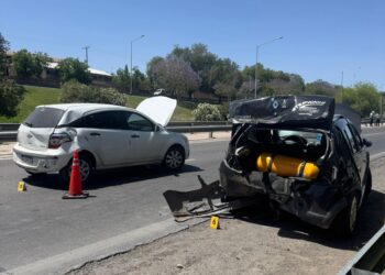 Impactante choque múltiple en Avenida Circunvalación deja a conductora atrapada