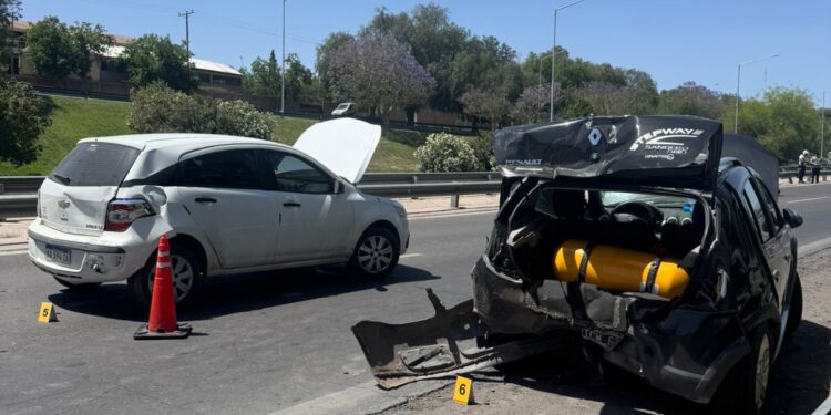 Impactante choque múltiple en Avenida Circunvalación deja a conductora atrapada