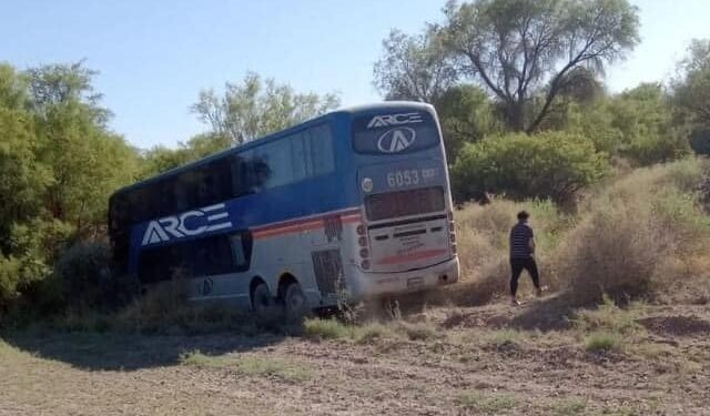 Colectivo se incrustó en la vegetación tras accidente en Caucete