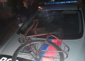 Ciclista de 19 años es embestido por patrulla durante persecución en Rawson