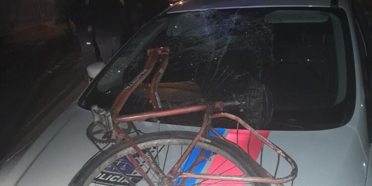 Ciclista de 19 años es embestido por patrulla durante persecución en Rawson