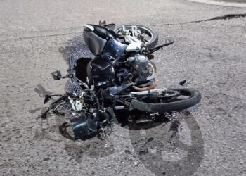 Chocaron dos motos, una de la policía, y los conductores fueron hospitalizados