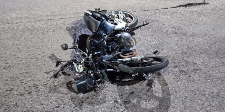 Chocaron dos motos, una de la policía, y los conductores fueron hospitalizados