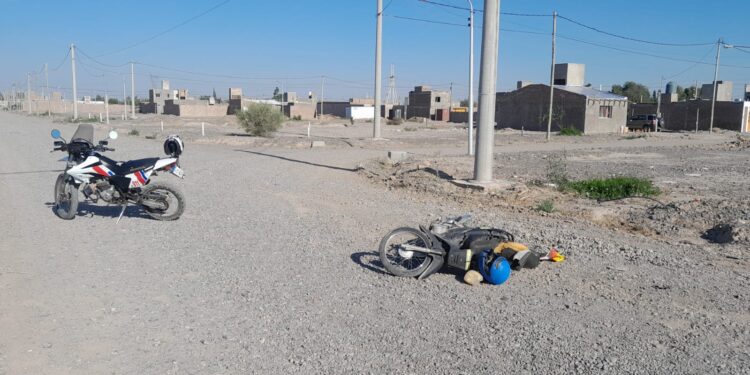 Accidente en Rivadavia: motociclista trasladado al hospital tras fuerte caída