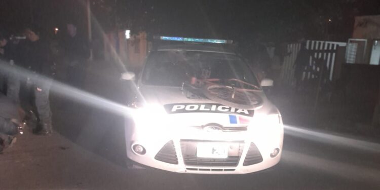 Ciclista de 19 años es embestido por patrulla durante persecución en Rawson