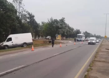 Tenía 18 años, esperaba el colectivo y murió atropellado por una combi