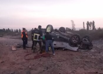 Impactante vuelco en la Ruta 270: dos personas quedaron gravemente heridos