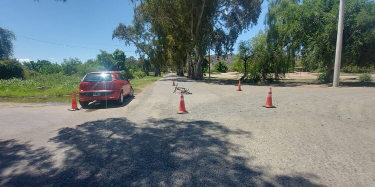 Choque en Caucete: Ciclista termina en el hospital tras ser embestido por un auto