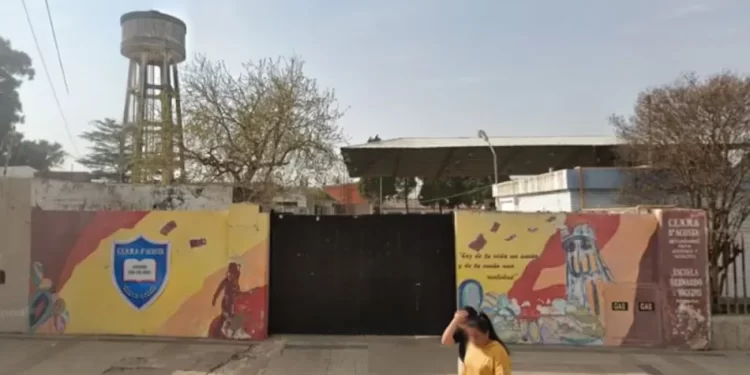 Alumno de escuela nocturna golpeó brutalmente a su profesora y fue detenido