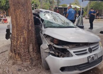 Un fallecido y una joven en grave estado tras brutal choque contra un árbol