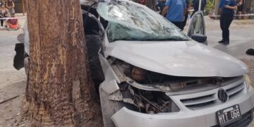 Un fallecido y una joven en grave estado tras brutal choque contra un árbol