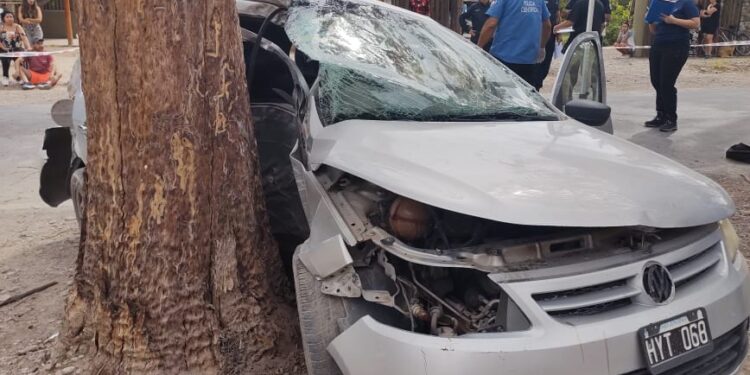 Un fallecido y una joven en grave estado tras brutal choque contra un árbol