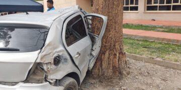 Un fallecido y una joven en grave estado tras brutal choque contra un árbol