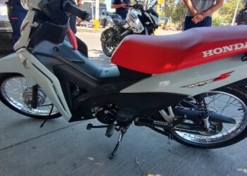 Violento choque en Rawson: motociclista con fractura tras chocar con una camioneta