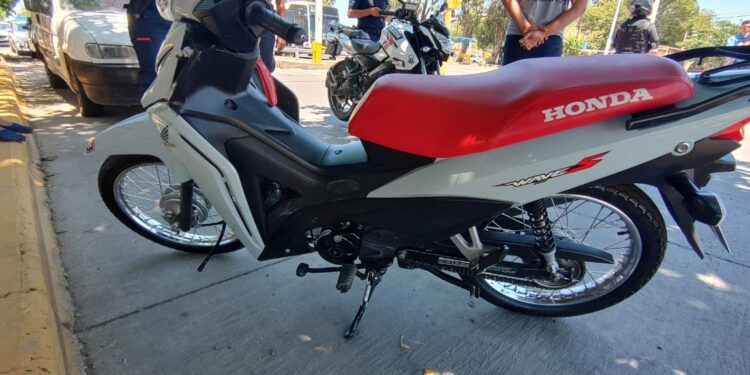 Violento choque en Rawson: motociclista con fractura tras chocar con una camioneta