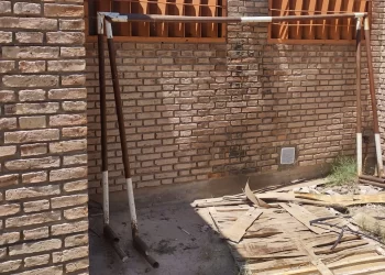 Descuido fatal en una escuela: Un menor herido gravemente por la caída de un arco