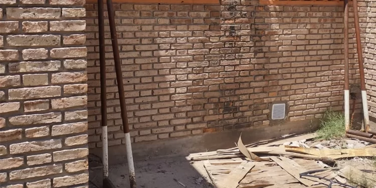 Descuido fatal en una escuela: Un menor herido gravemente por la caída de un arco