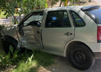 Conductor intentó ingresar a su casa y fue embestido en un brutal choque